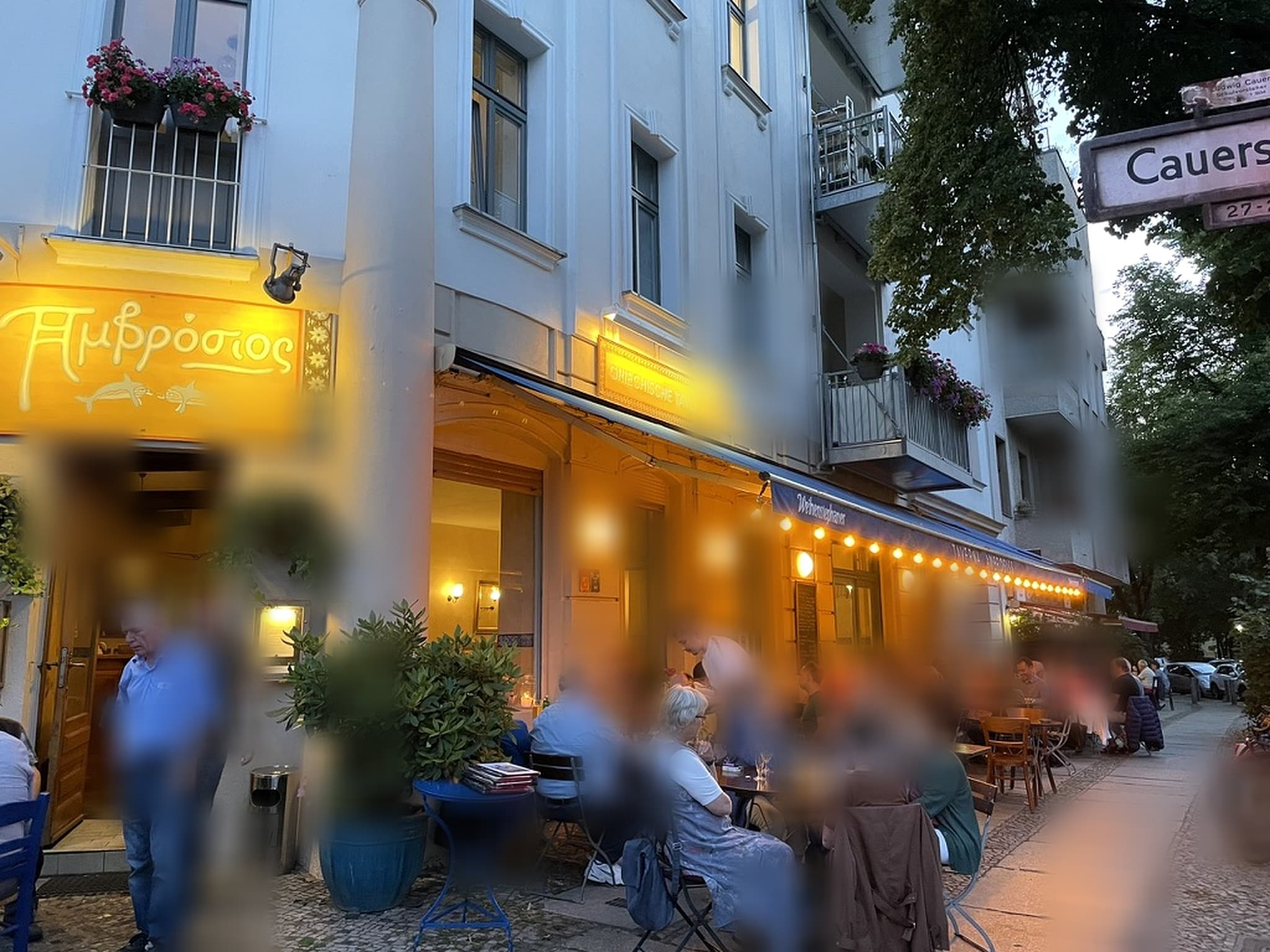 Taverna Ambrosios — Sommerabend auf der Terrasse