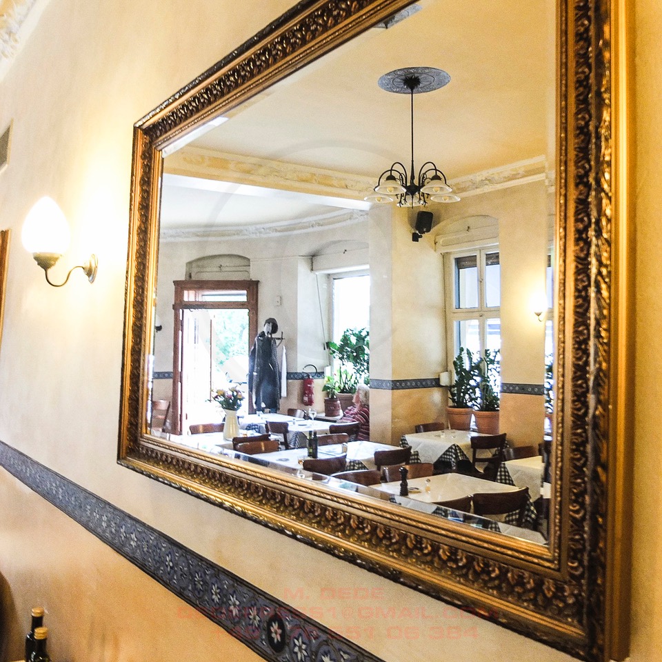 Goldgerahmter Spiegel im Speisesaal